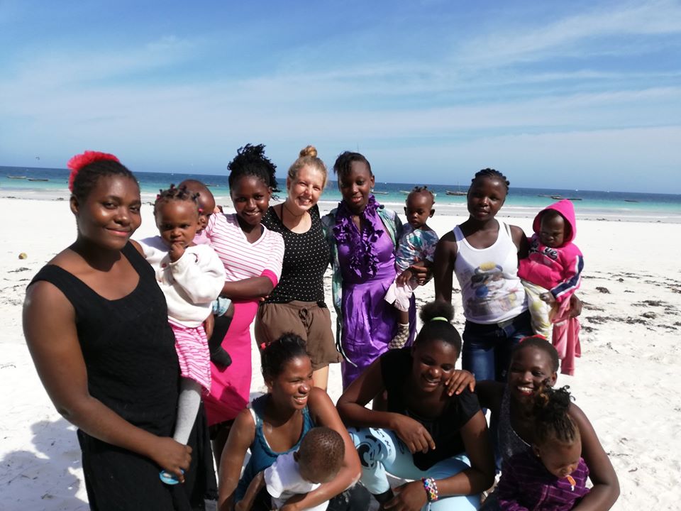 africachild afrika menschen vor strand charity