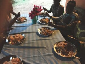 africachild menschen essen nudeln charity kenia